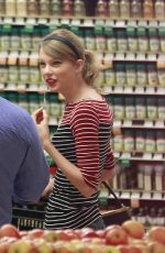 TAYLOR SWIFT Shopping at Whole Foods in Beverly Hills