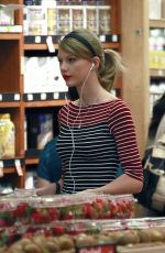 TAYLOR SWIFT Shopping at Whole Foods in Beverly Hills