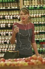 TAYLOR SWIFT Shopping at Whole Foods in Beverly Hills