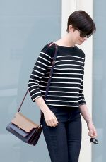 ANNE HATHAWAY Leaves a Singing Lessons Class in Los Angeles