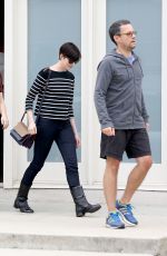 ANNE HATHAWAY Leaves a Singing Lessons Class in Los Angeles