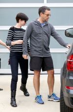 ANNE HATHAWAY Leaves a Singing Lessons Class in Los Angeles