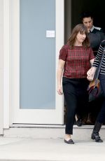 ANNE HATHAWAY Leaves a Singing Lessons Class in Los Angeles