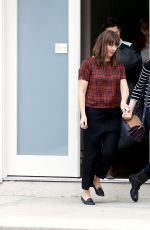 ANNE HATHAWAY Leaves a Singing Lessons Class in Los Angeles