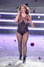 BRITNEY SPEARS Performs Live in Las Vegas
