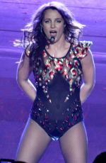 BRITNEY SPEARS Performs Live in Las Vegas