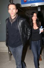 COURTNEY COX an Johnny McDaid at LAX Airport