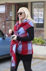 GWEN STEFANI Visit Her Acupuncture Doctor in Los Angeles