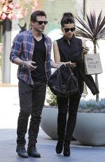 KATE BECKINSALE and Len Wiseman Out Shopping in Santa Monica