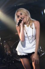 PIXIE LOTT Performs at The Jonathan Ross Show