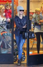 REESE WITHERSPOON Out and About in Brentwood