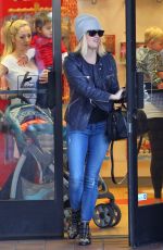 REESE WITHERSPOON Out and About in Brentwood