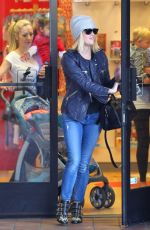 REESE WITHERSPOON Out and About in Brentwood