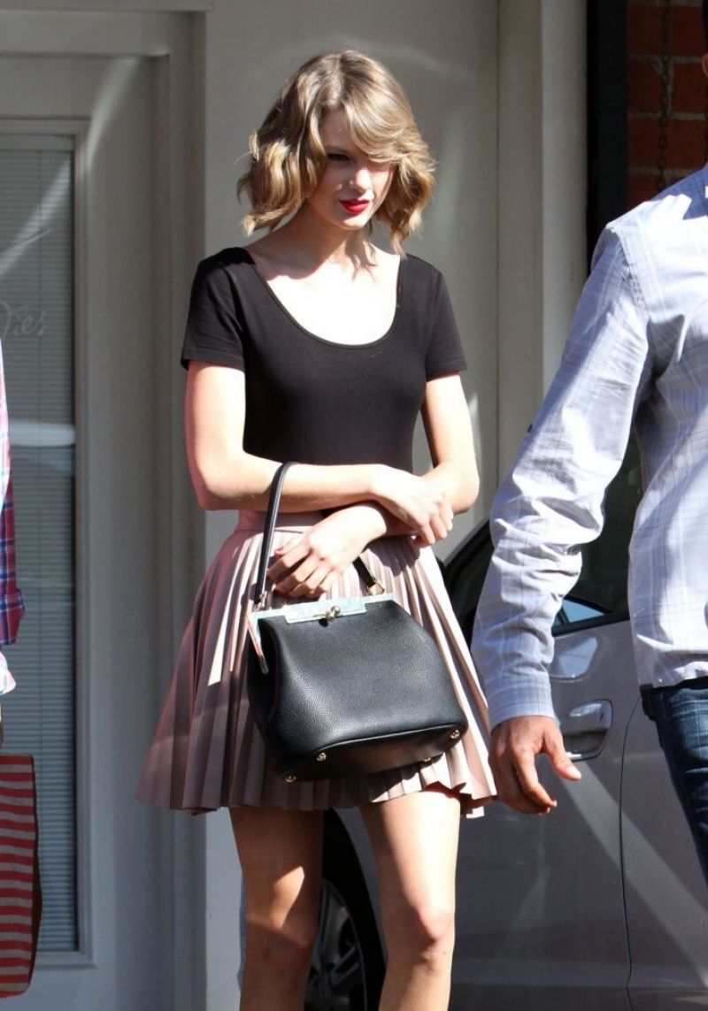 TAYLOR SWIFT in Short Dress Leaves a Gym in West Hollywood – HawtCelebs