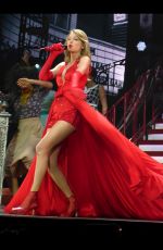 TAYLOR SWIFT Performs at Her Red Tour in O2 Arena in London