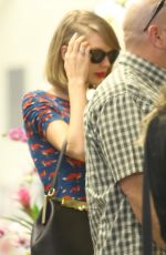 TAYLOR SWIFT Shoping Grocery at a Store in Los Angeles