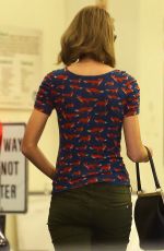 TAYLOR SWIFT Shoping Grocery at a Store in Los Angeles
