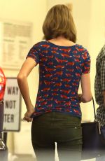 TAYLOR SWIFT Shoping Grocery at a Store in Los Angeles