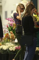TAYLOR SWIFT Shoping Grocery at a Store in Los Angeles
