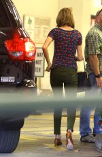 TAYLOR SWIFT Shoping Grocery at a Store in Los Angeles