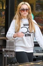 AMANDA BYNES Leaves Albertson