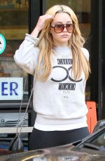 AMANDA BYNES Leaves Albertson