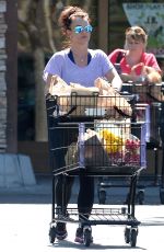 BRITNEY SPEARS Shopping Grocery in Thousand Oaks