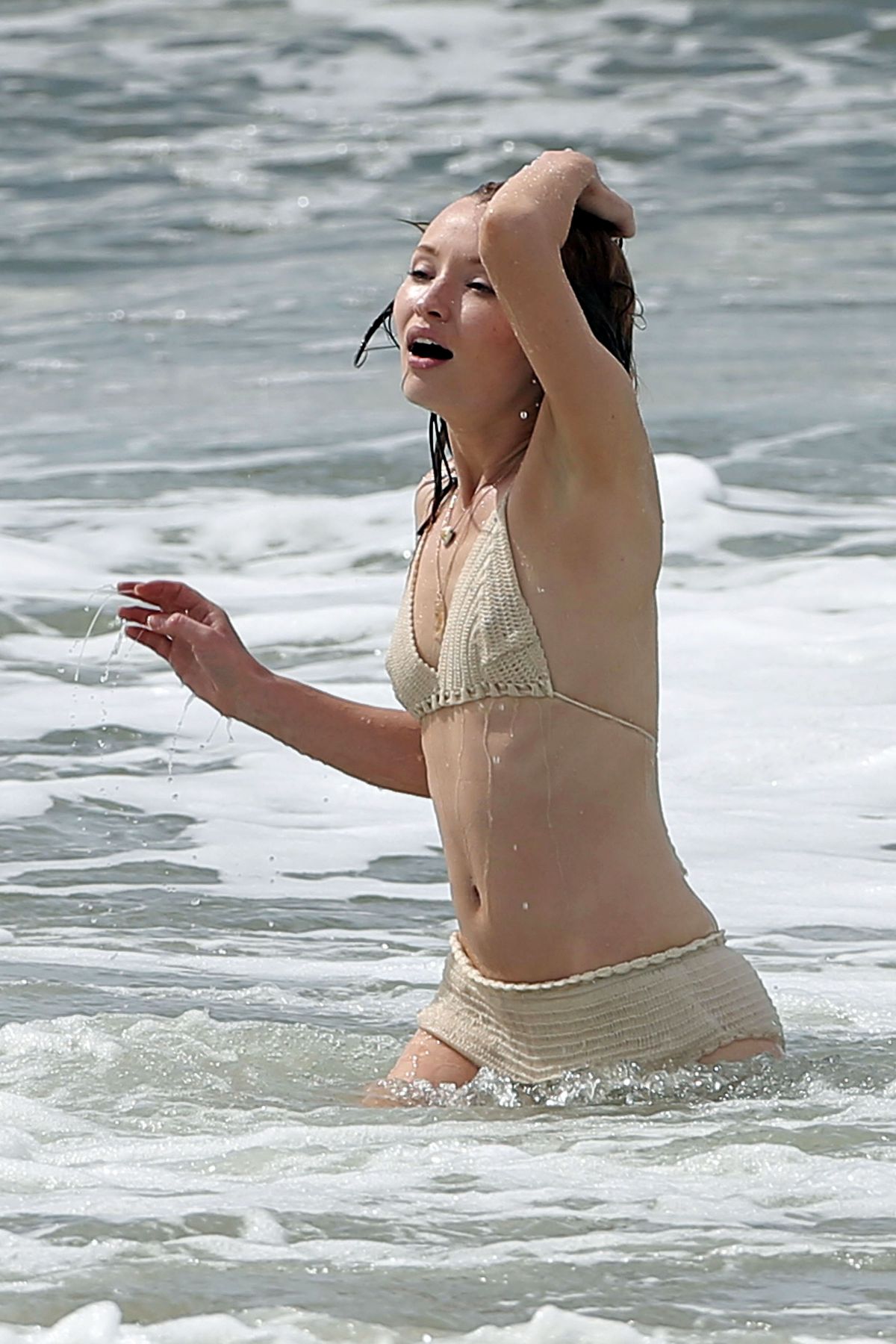 emily-browning-in-bikini-on-the-set-of-the-shangri-la_7.