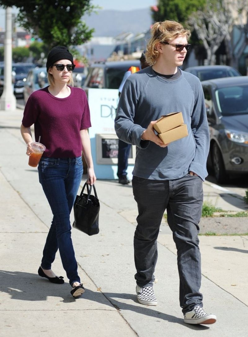 EMMA ROBERTS and Evan Peters Out for Lunch in Los Angeles – HawtCelebs