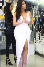 KIM KARDASHIAN Shoping for Camera Gear in Calabasas