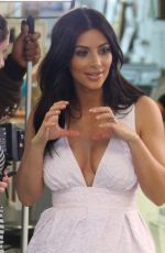 KIM KARDASHIAN Shoping for Camera Gear in Calabasas