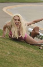 OURTNEY STODDEN Falls off Her Bike in Los Angeles