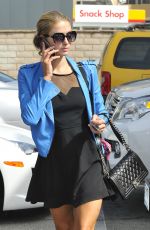 PARIS HILTON Heading to Ping Hair Salon