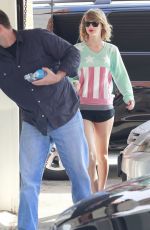 TAYLOR SWIFT in Shorts Arrives at a Gym in Los Angeles