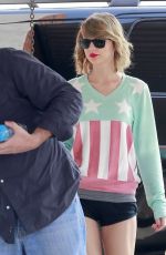 TAYLOR SWIFT in Shorts Arrives at a Gym in Los Angeles
