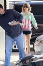 TAYLOR SWIFT in Shorts Arrives at a Gym in Los Angeles