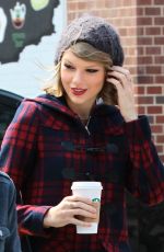 TAYLOR SWIFT Out and About in New York 2203