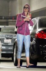 ANNE HATHAWAY in Tight Leggings