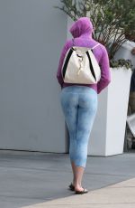 ANNE HATHAWAY in Tight Leggings