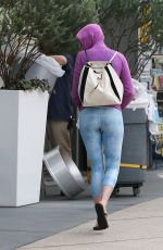ANNE HATHAWAY in Tight Leggings