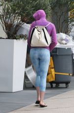 ANNE HATHAWAY in Tight Leggings