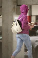 ANNE HATHAWAY in Tight Leggings