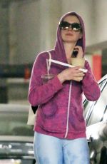 ANNE HATHAWAY in Tight Leggings