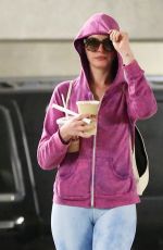 ANNE HATHAWAY in Tight Leggings