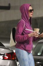 ANNE HATHAWAY in Tight Leggings