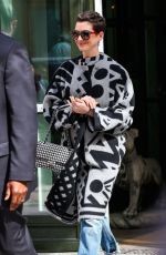 ANNE HATHAWAY Out and About in New York 0804