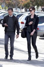 ANNE HATHAWAY Out for Lunch in Venice Beach