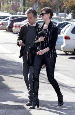 ANNE HATHAWAY Out for Lunch in Venice Beach