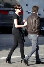 ANNE HATHAWAY Out for Lunch in Venice Beach