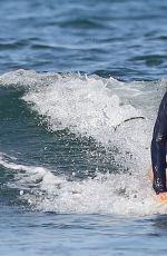 HELEN HUNT Surfing in Hawaii